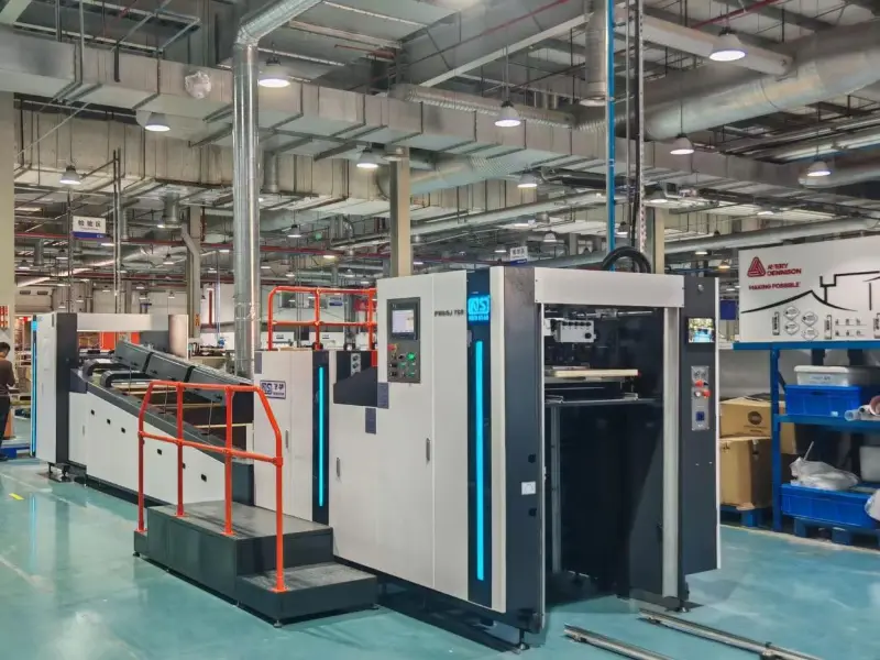 New Star nov stroj FHSGJ-760 Popolnoma avtomatski visokohitrostni stroj za polno/točkovno lakiranje je bil dostavljen indonezijski stranki.